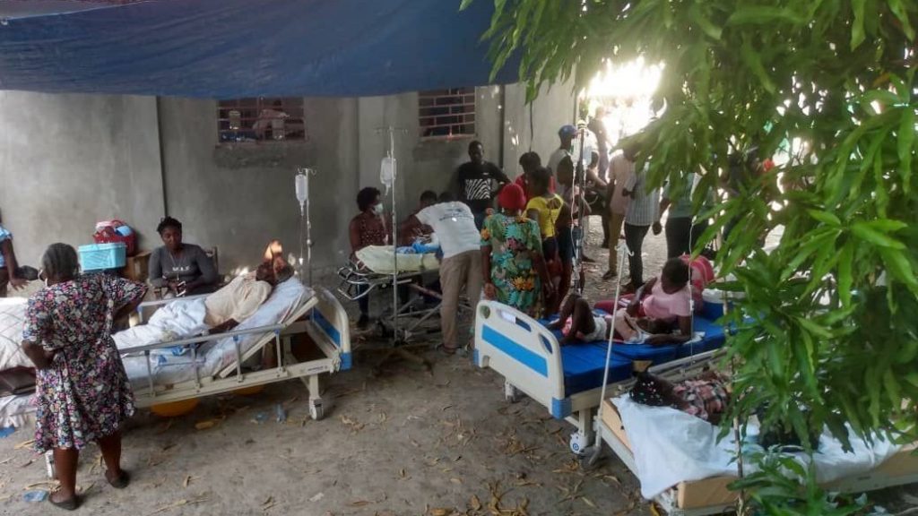 Pessoas feridas são atendidas em hospital improvisado em Jeremie, no Haiti