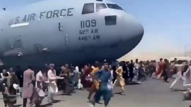 The crowd tries to escape from the Taliban through Kabul airport on Monday (August 16).  The photos show what it would be like for people to fall off the landing gear of a US Air Force C-17 transport plane.