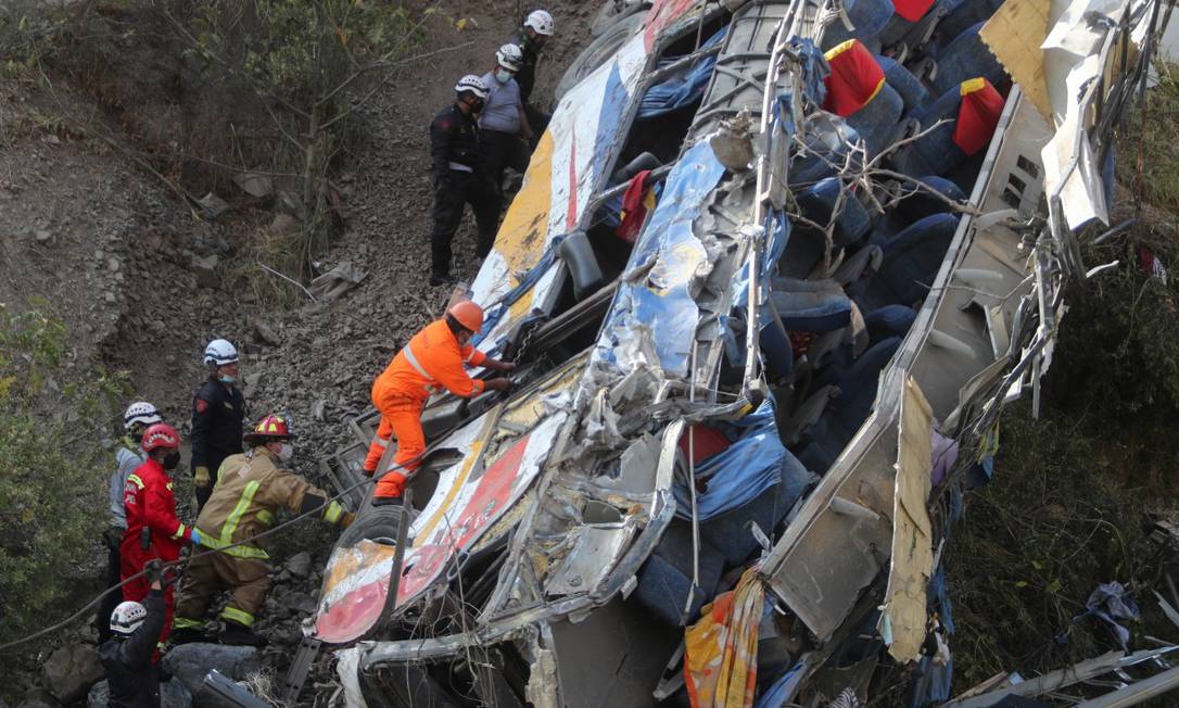 Rescue teams work at the site of a bus crash in Peru. Photo: Sebastian Castaneda/Reuters