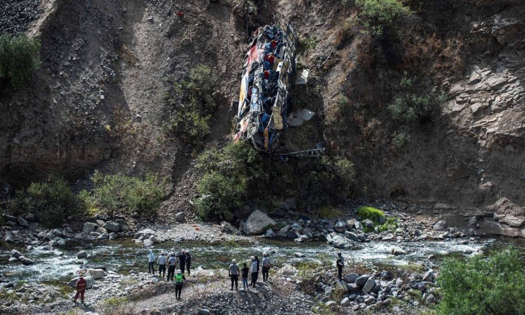 A high-speed bus crashes into the valley, killing 34 people;  look at the pictures