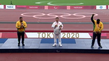 Thiago Paulino protested a lot when taking the bronze in the F57 throw;  Marco Aurelio Borges receives the silver medal at the Paralympic Games in Tokyo