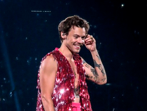 In the United States, Harry Styles begins "Love on Tour"
