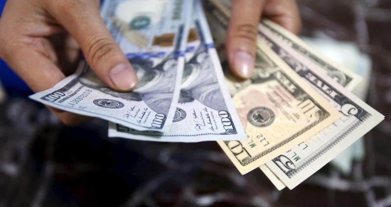 Moedas: dólar se fortalece, impulsionado por vendas no varejo dos EUA
