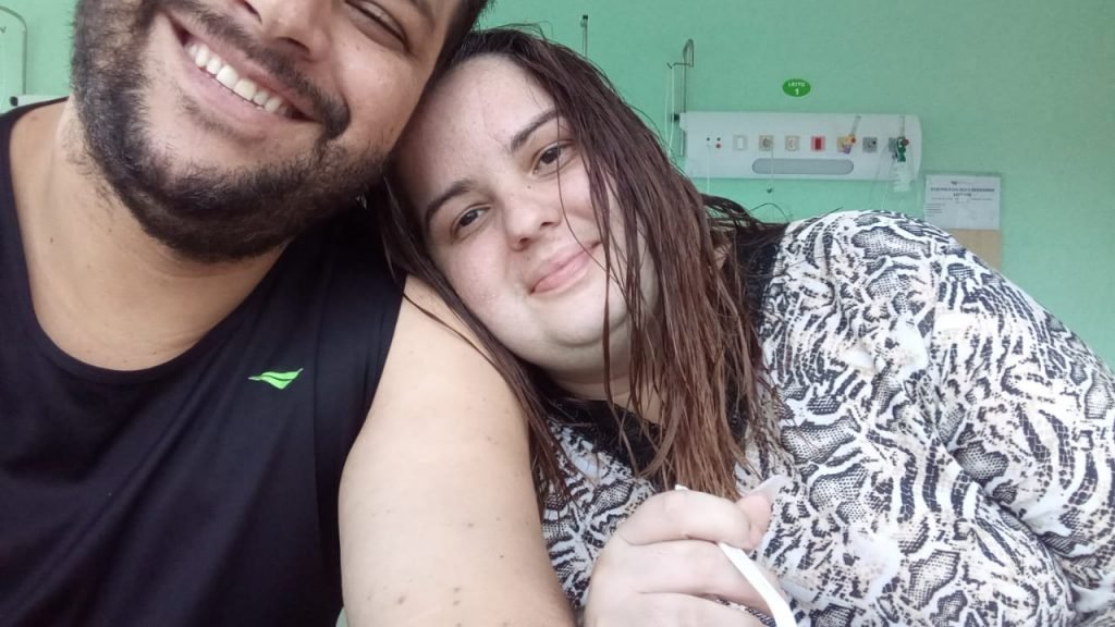 Verônica Bernardo and Diego Legnari are working to pay for treatments for the consequences of covid-19, while her father will pay a R$4,000 premium for 10 years of funding to pay for hospital treatment.