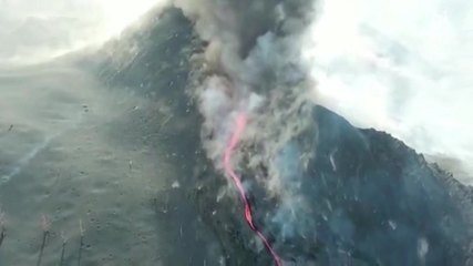 Drone records the moment the volcano cone collapsed in La Palma