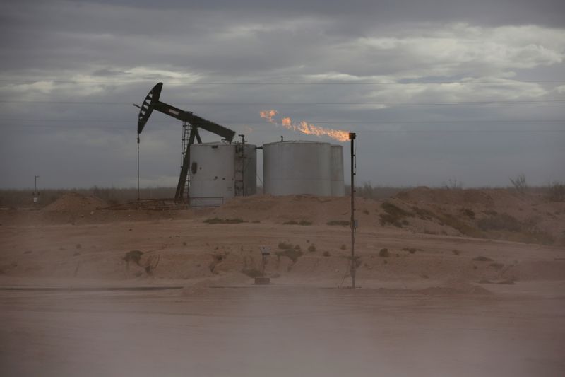 Preços do petróleo recuam com avanço dos estoques dos EUA, apesar do lento aumento na oferta da Opep
