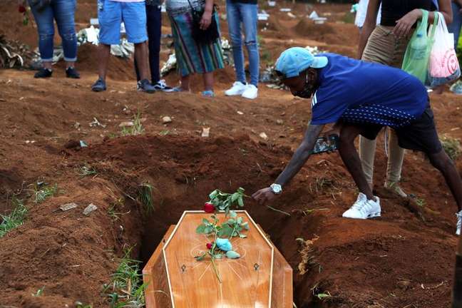 Burial of a COVID-19 victim at the Villa Formosa cemetery in Sao Paulo (SP) 03/23/2021 REUTERS/Amanda Perubelli
