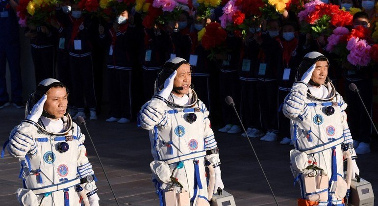 Chinese astronauts safely return to Earth - News