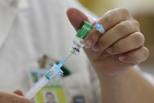 Health workers in Curitiba demand a boost to the anti-virus vaccine after the outbreak of the disease in health centers and the death of specialists