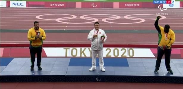 Thiago Paulino protests on the podium after losing the gold medal