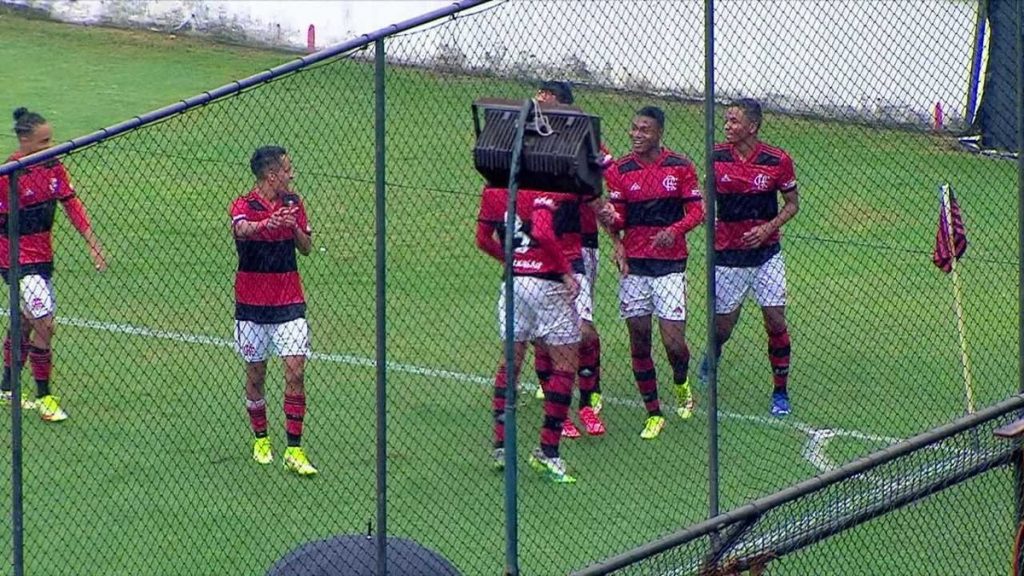 Mateus Fransa's father from Flamengo asks his son for three goals and wins a 'bonus' in a U-17 match |  flamingo