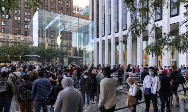 Apple began selling new iPhone models in the US in late September, with lines in a New York store. Photo: Jeenah Moon/Bloomberg
