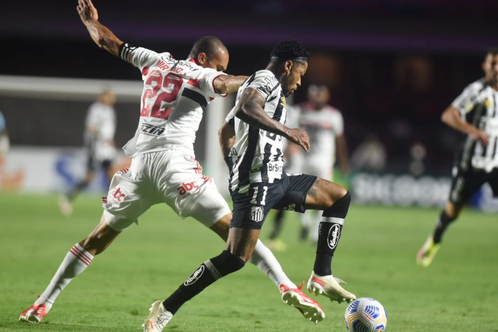Calleri scores, Sao Paulo plays better, but draws with Santos
