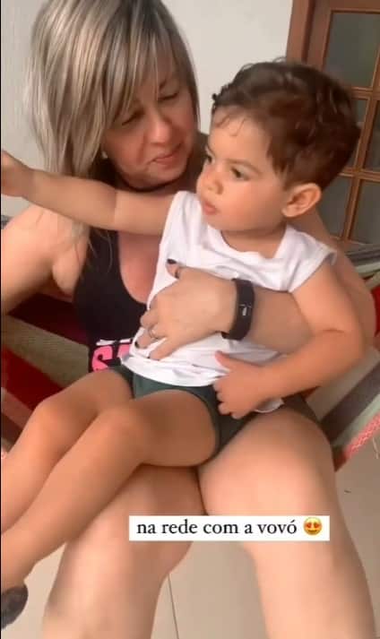 The son of Marilia Mendonca and Murillo Hoff next to his paternal grandmother