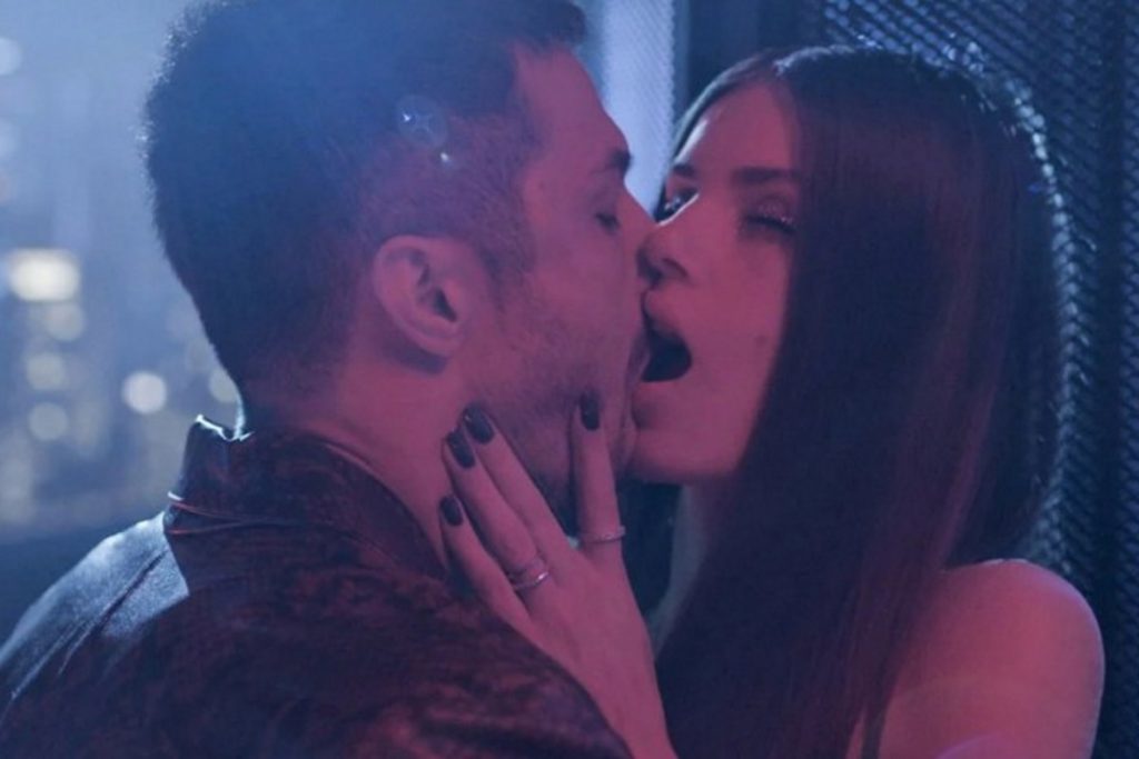 Romulo Estrela beijando Camila Queiroz