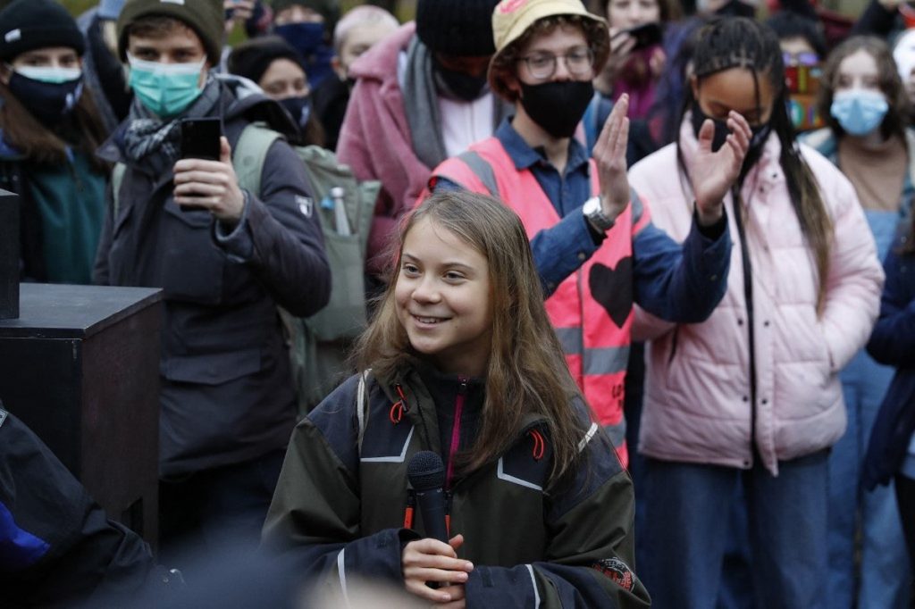 Greta Thunberg, outside COP26, participates in a protest in Glasgow |  COP 26
