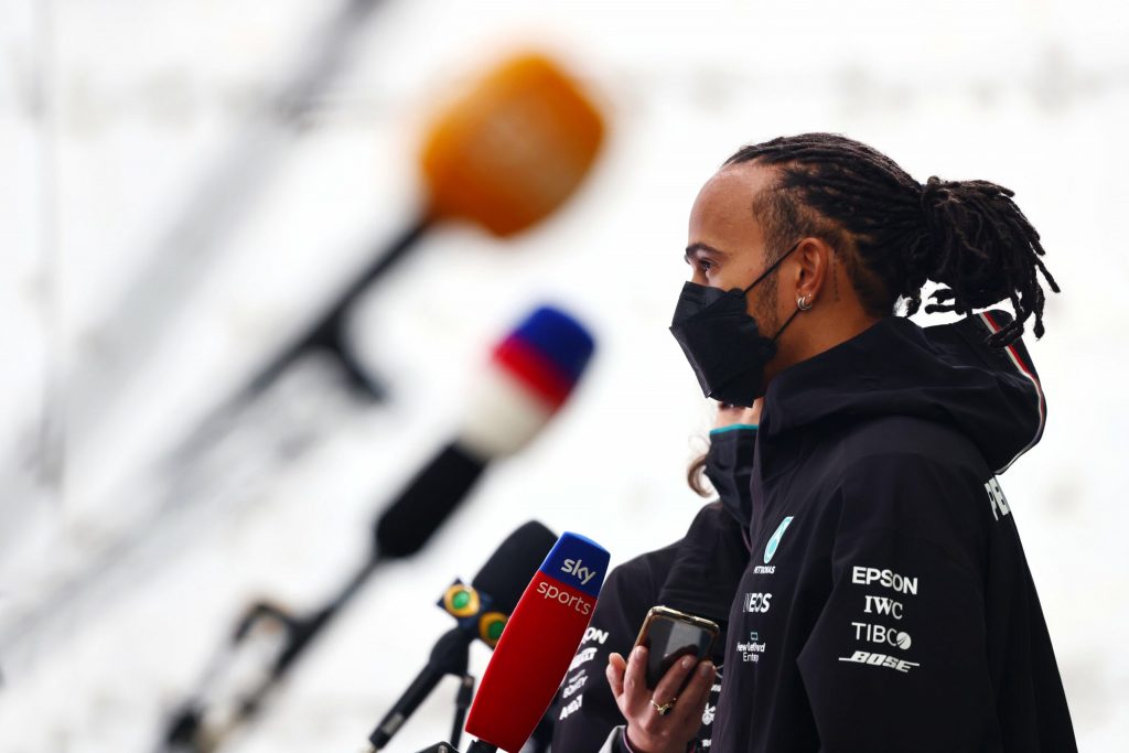 Hamilton gets punished and falls to the end of the sprint grid in SP