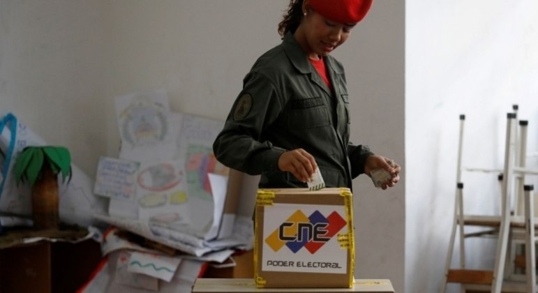 Eleitores venezuelanos vão às urnas para escolher representantes municipais e regionais