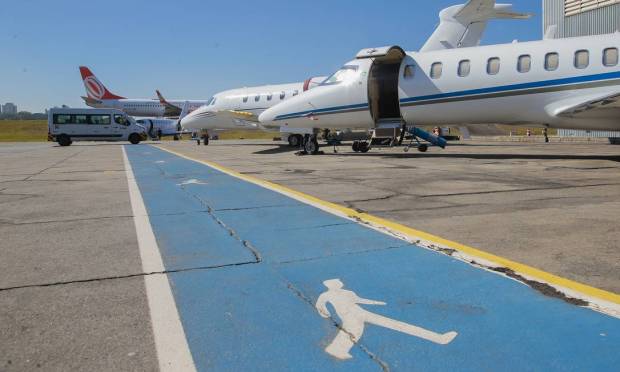 Private jets on the runway at Congonhas Airport in Sao Paulo.  The demand for aircraft is driven by agribusiness.  Corporate executives in this sector are the most frequent users of private transportation.  Photo: Edilson Dantas / Agência O Globo