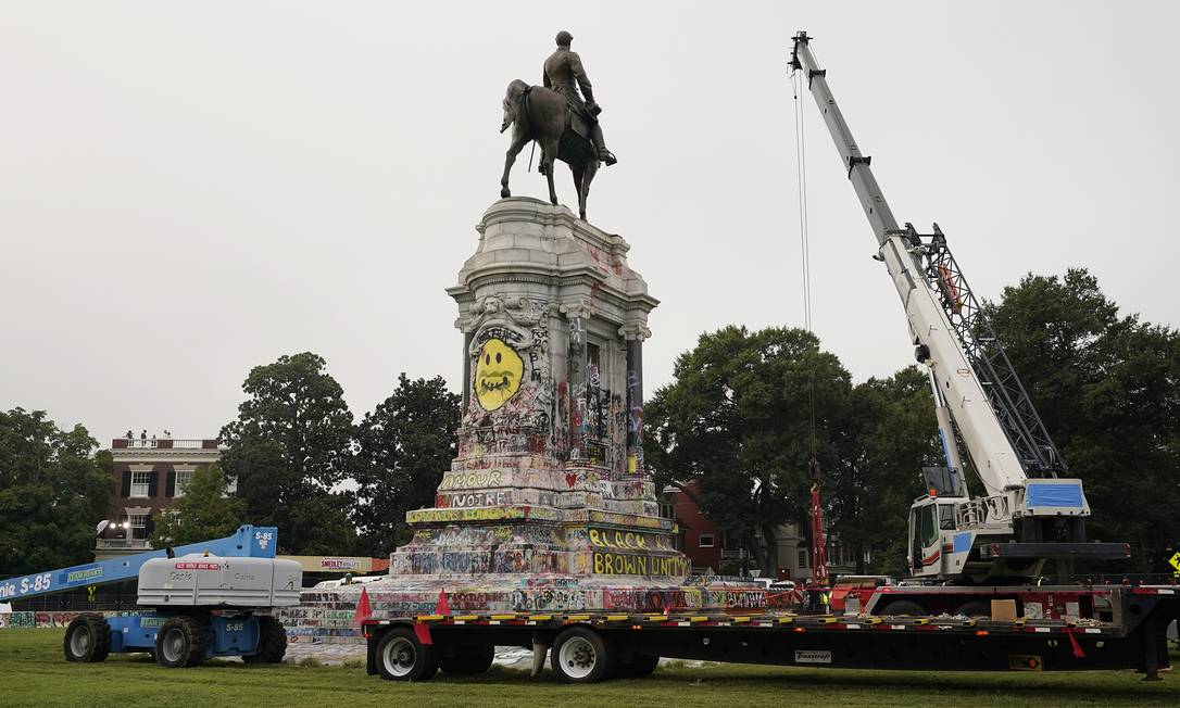 The time capsule was discovered when the team was working to remove the pedestal that held the Robert E. Lee statue, and is believed to have been around for more than 130 years.  Photo: AP