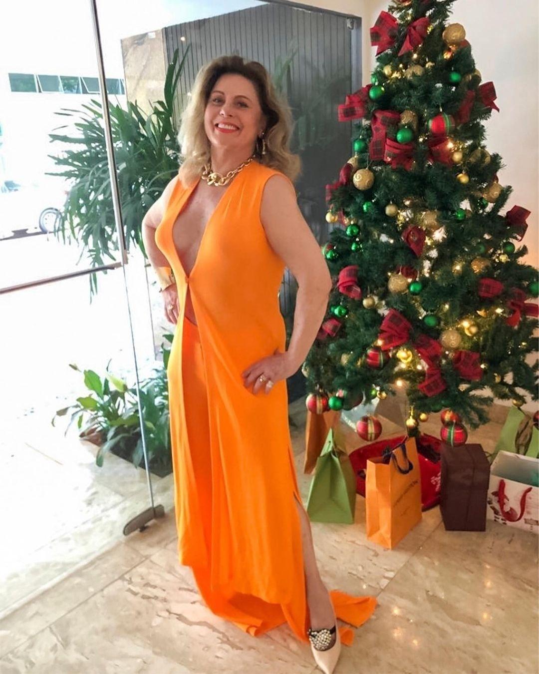 Vera Fisher standing in front of the Christmas tree with an orange hole - clone / Instagram