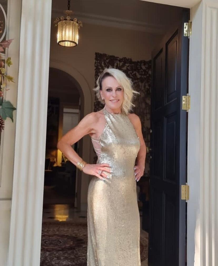 Ana Maria Braga wore a gold dress on Christmas Eve - clone / Instagram