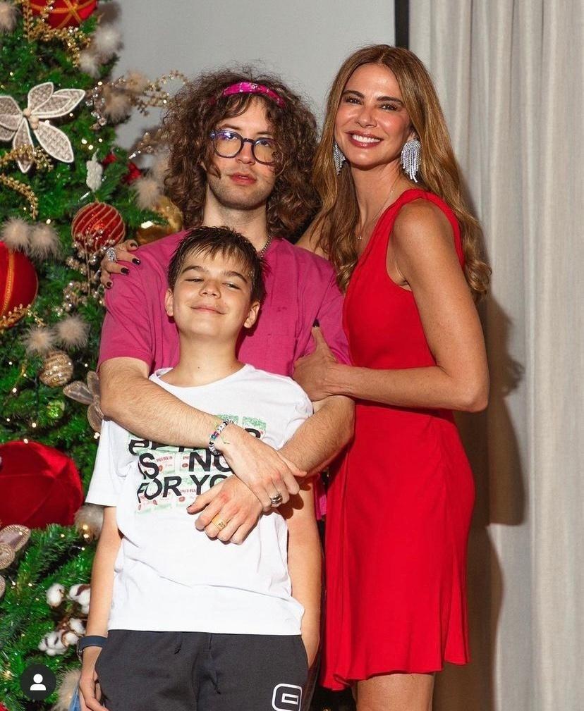 Luciana Jimenez poses with her children at Christmas - clone / Instagram