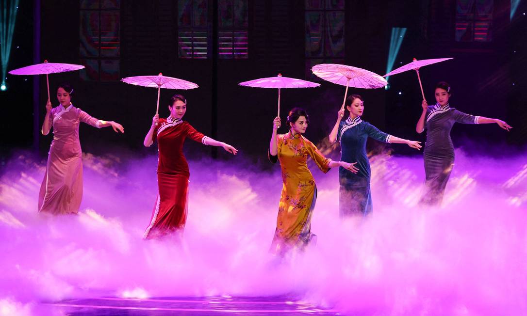 Dancers perform during the 34th Chinese Golden Rooster Nomination Award Ceremony in Xiamen, east China. Photo: STR / AFP