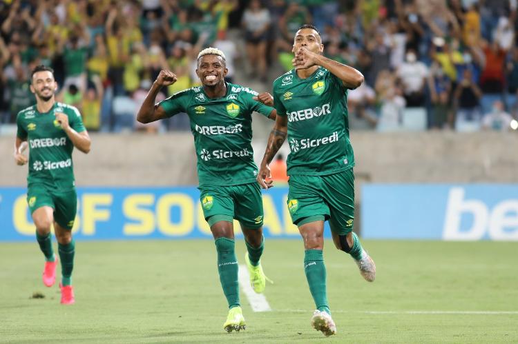 Max and Elton celebrate a goal in the 37th round match Cuiaba-Fortaleza - Ascom Dorado - Ascom Dorado.