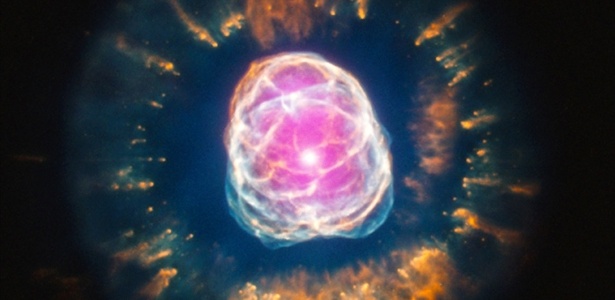 Jul 12, 2013 - Massive dying stars can be light, too - and they're still revealing secrets 4,200 light-years from Earth.  Classified as a planetary nebula, NGC 2392 is a star like our Sun in an advanced stage, transforming into a red giant by shedding its outer layers (red, green, and blue in the image) and running out of stock.  hydrogen from its nucleus.  But a new record from NASA's Chandra X-Ray Observatory (US space agency) shows that there is a lot of very hot gases and plasma, on the order of millions of degrees Celsius (purple spots), in the center of the Eskimo Nebula, such as nicknamed by astronomers.  The study was published in "Astrophysical Journal" He claims that only a binary star system can explain the above-average focus of X-ray emissions in this region, indicating that the ancient star had a radiant—albeit somewhat shy, as never before seen—companion at the end of your life. CXC/IAA-CSIC/N.Ruiz et al, Optical: NASa/STScI - X-ray: NASa/CXC/IAA-CSIC/N. STScI