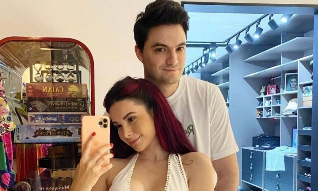 Controversial end of the year?  we had!  Bruna Gomez informed her followers that influencer Felipe Neto ended the relationship in the middle of Christmas, over the phone Image: reproduction / social networks
