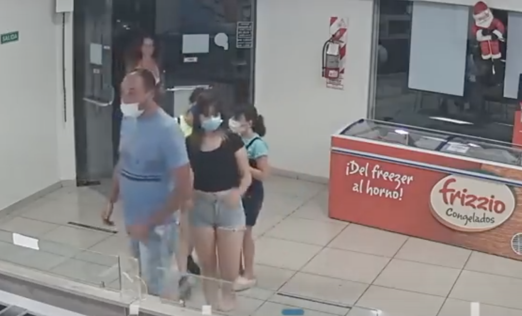 Video: A woman takes off her clothes to use as a mask and invades the ice cream parlour