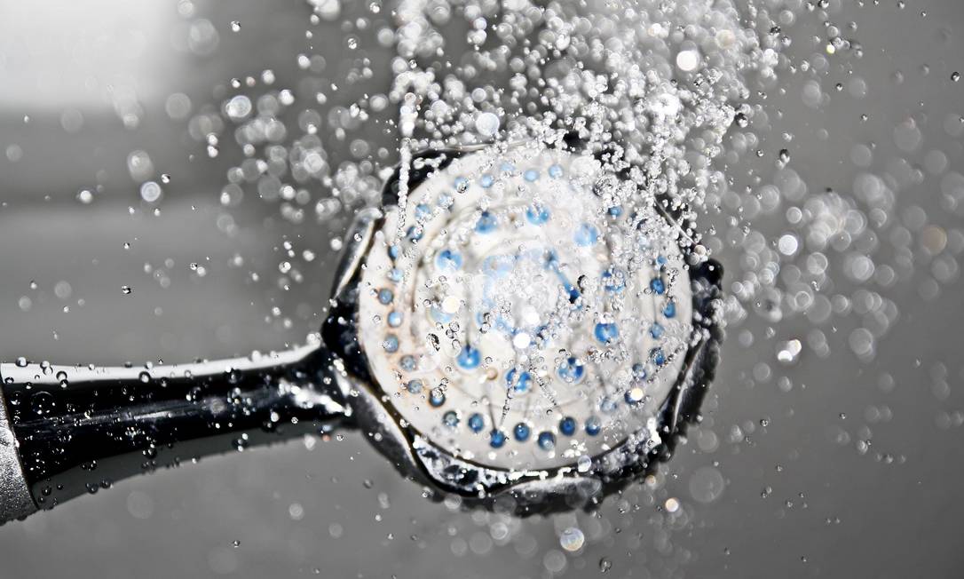 In a family of four, using an electric shower corresponds to about 25% of the electric bill.  To save money, avoid showering for too long and prefer to use the shower in summer mode, which can save up to 30% energy Photo: Pixabay
