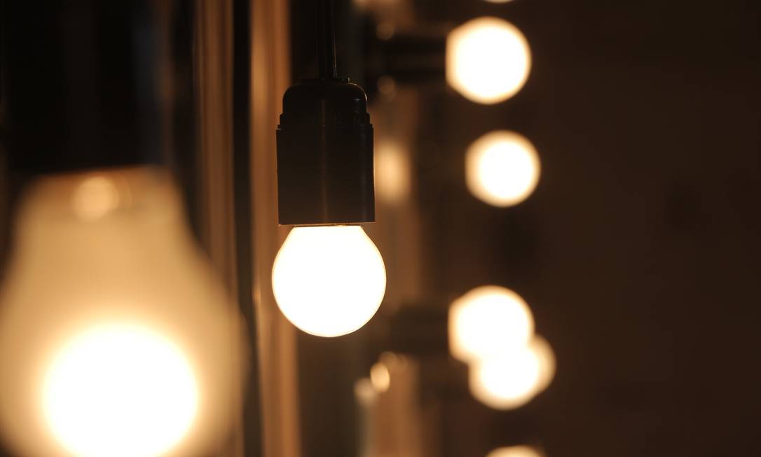 Replacing incandescent bulbs with LEDs can reduce energy consumption by 75% to 85%.  Also, these lamps last longer.  Compared with fluorescent lamps, the savings are about 40%.  Photo: Pixabay