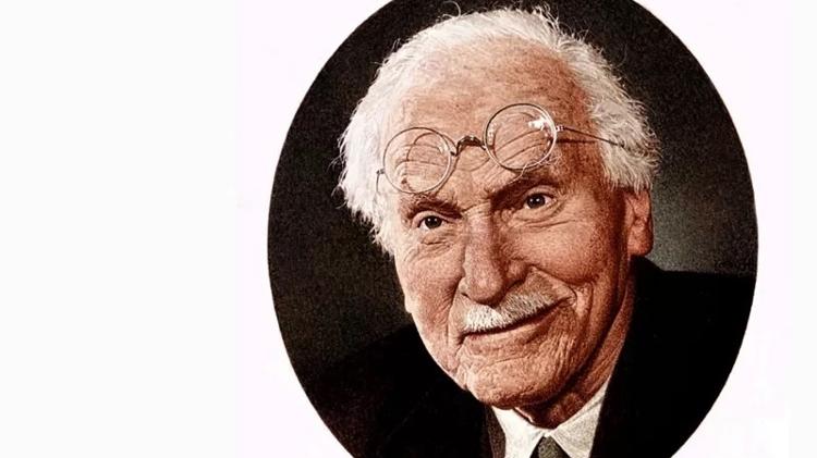 Em entrevista à BBC em 1957, Jung contou como a introdução de um livro que defendia que a psicose era uma inadequação da personalidade o fez pensar: 'Tenho que me tornar um alienista' - Getty Images - Getty Images