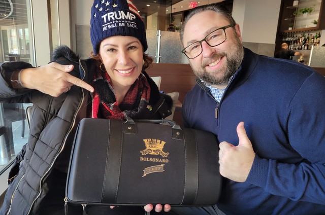 In the United States, Carla Zambelli poses with a former Trump aide and presents a gift in the name of Bolzano  Sonar - Listening to the network