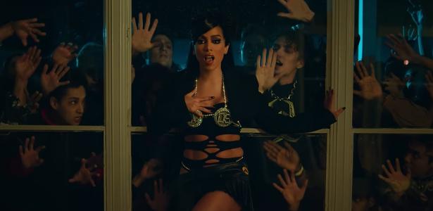 Anitta releases a new clip in which she escapes from zombies