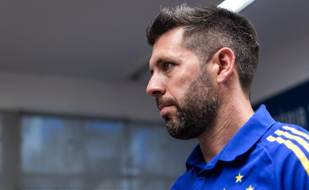 Outside of Paolo Pezulano's plans, Cruzeiro is seeking an agreement to terminate his contract with the defender