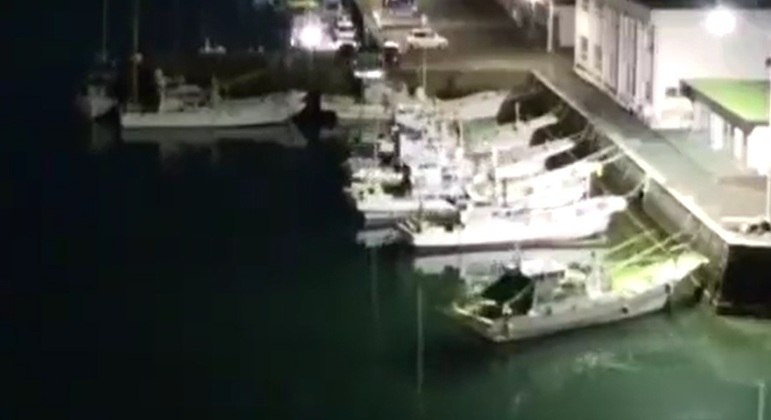 Vídeo mostra momento em que nível do mar sobe e movimenta barcos atracados