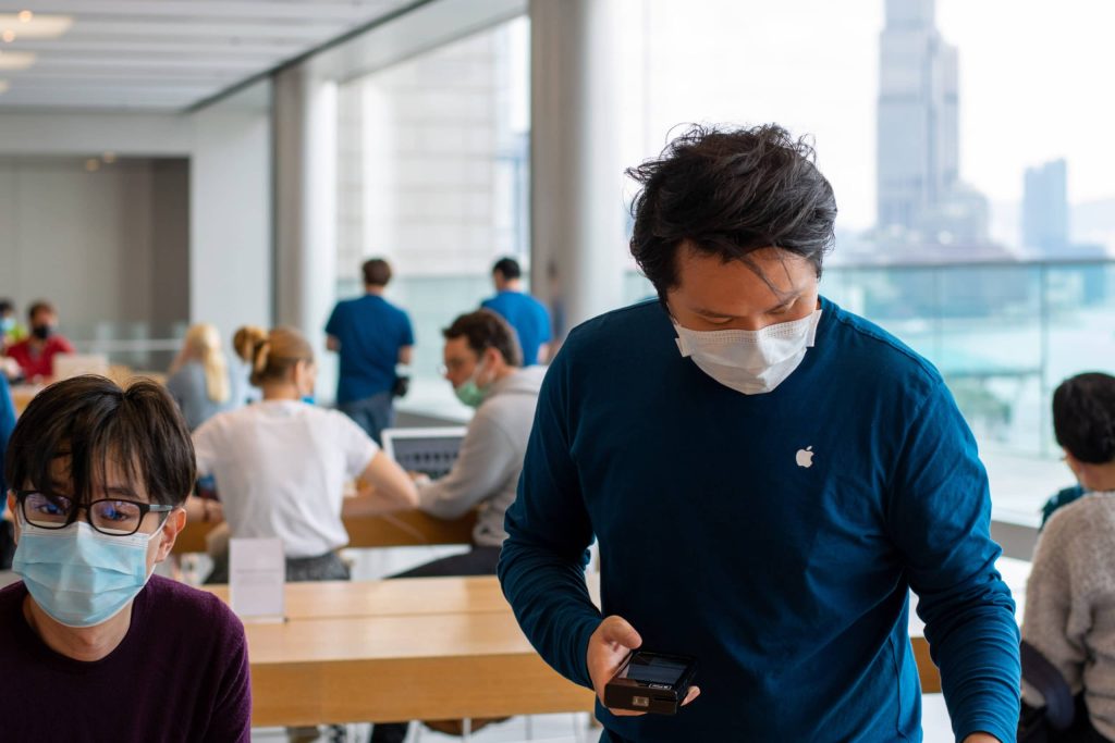 Funcionário de uma Apple Store usando máscara