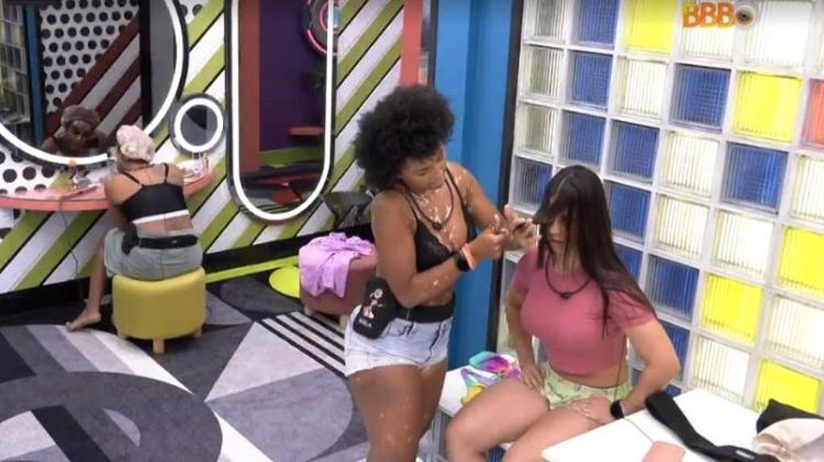 BBB 22: Natalia cuts Larissa's hair in the shower - Reproduction / Globoplay - Reproduction / Globoplay