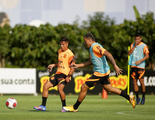 Pedrinho and Mandaka in Corinthians training on Monday
