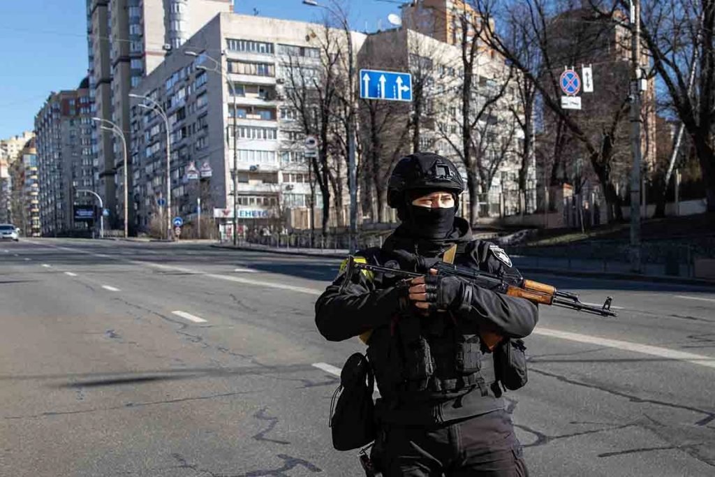 The Ukrainian army reinforces the security of the streets of Kyiv