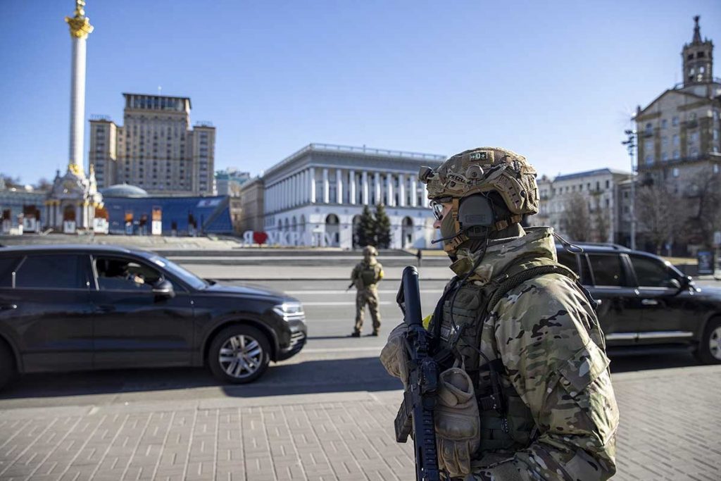 Armed Ukrainian soldiers in uniform walk in a square in the center of Kyiv, Ukraine - Metropolis