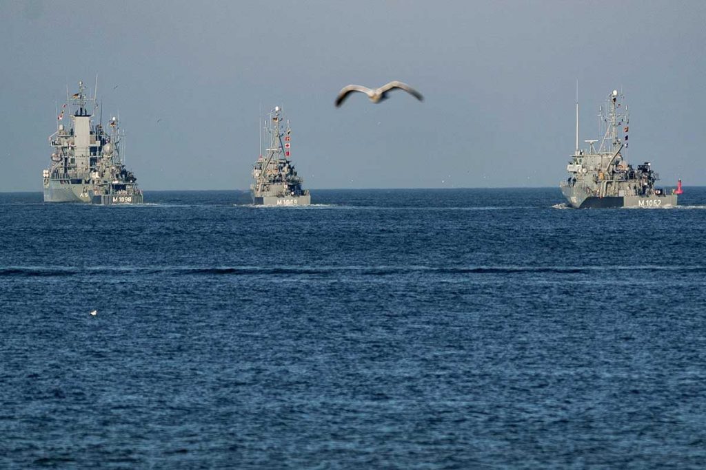 On the high seas, four warships can be seen at sea off the Ukrainian coast - Metropolis