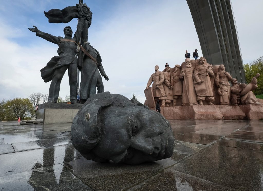 Kyiv topples Soviet-era monument symbolizing Russian-Ukrainian friendship |  Globalism