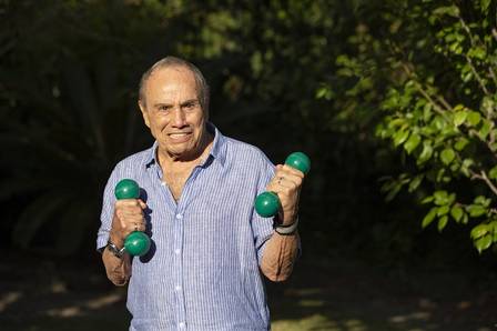 Stenio and his weights: He trains at home more often