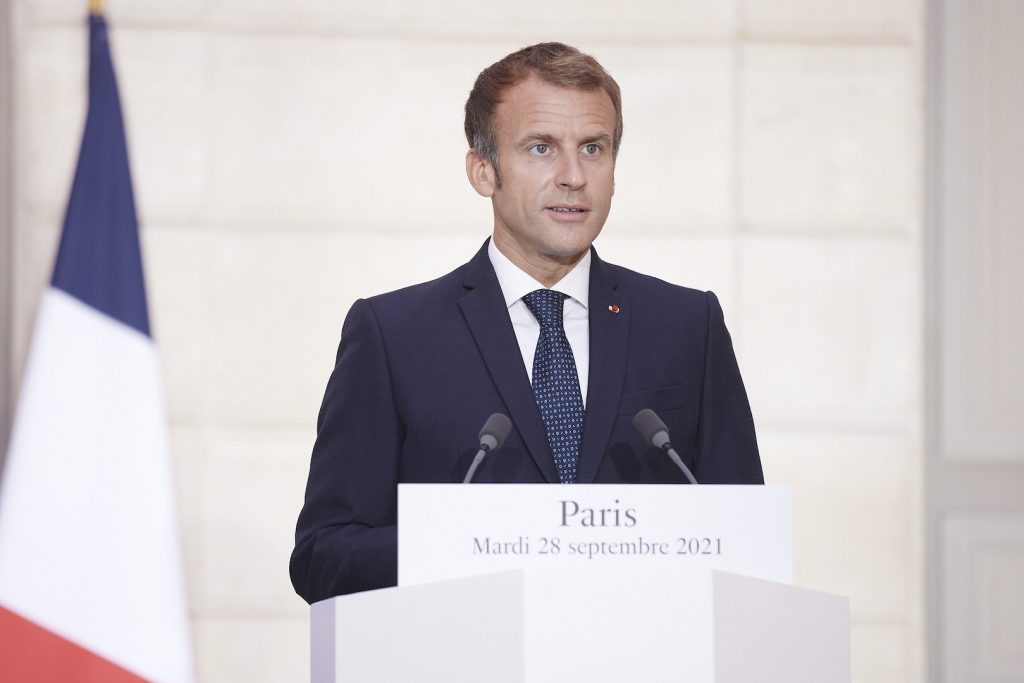 Macron compares the 2nd round in France to the 2016 US election
