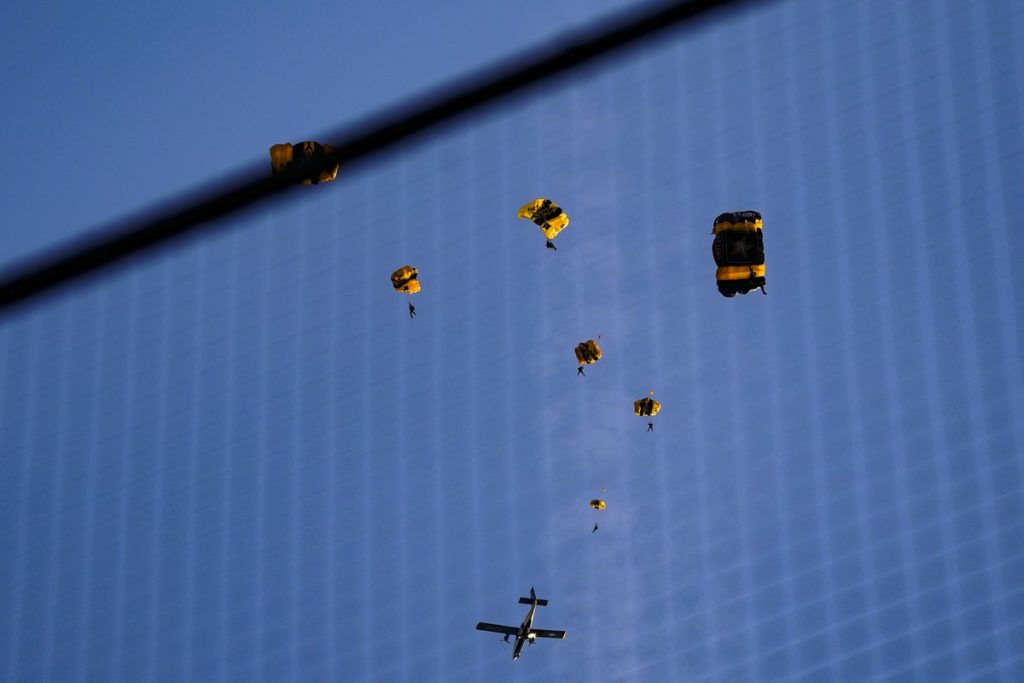 Protest by paratroopers at baseball prompts police to order US Capitol out |  The world