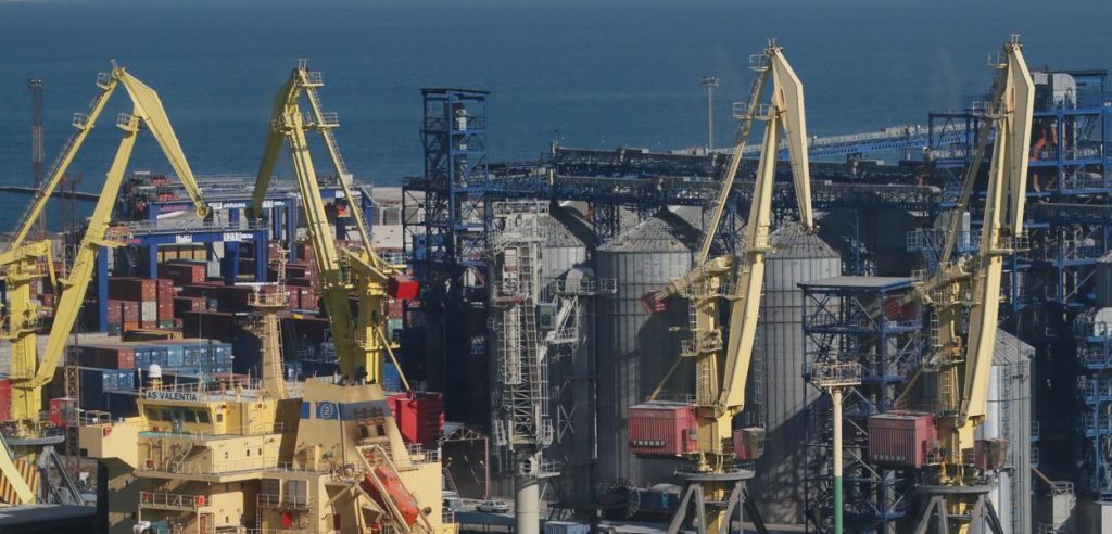www.brasil247.com - Vista de instalações portuárias no porto de Odessa, no Mar Negro